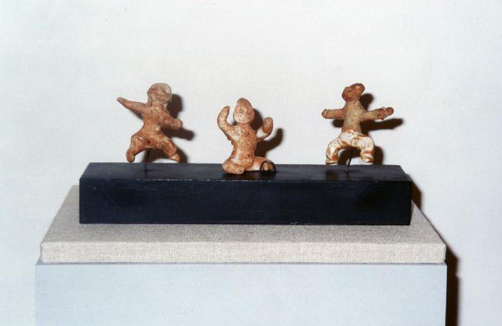 Three Figures, image 4