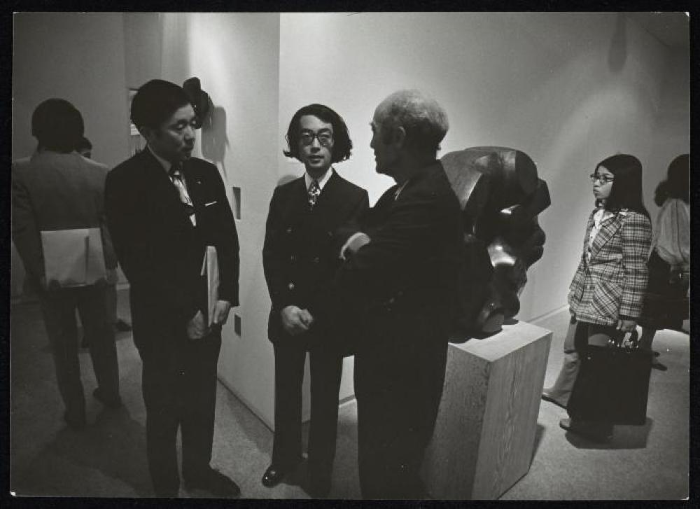 Isamu Noguchi at opening of "Isamu Noguchi," Minami Gallery 