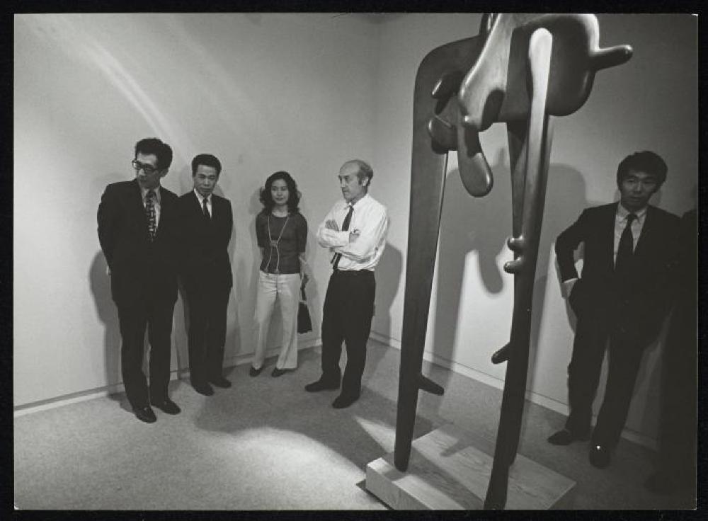 Isamu Noguchi at opening for "Isamu Noguchi," Minami Gallery 